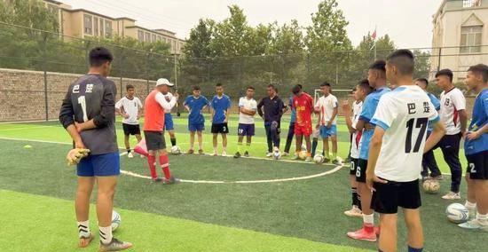 巴(bā)楚县：爷孙三代人的足球梦