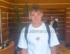 虎扑网址-S-埃斯波西托接受卡利亚里的体检：很高兴来到这里，加油卡利亚里