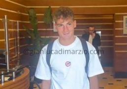 虎扑网址-S-埃斯波西托接受卡利亚里的体检：很高兴来到这里，加油卡利亚里