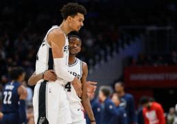 虎扑NBA-圣安东尼奥马刺续约达龙福克斯，獲(huò)得嘉奖229亿美元合同资格