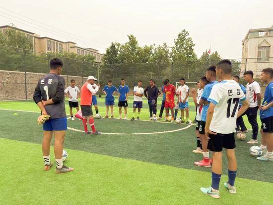 巴(bā)楚县:爷孙三代人的足球梦