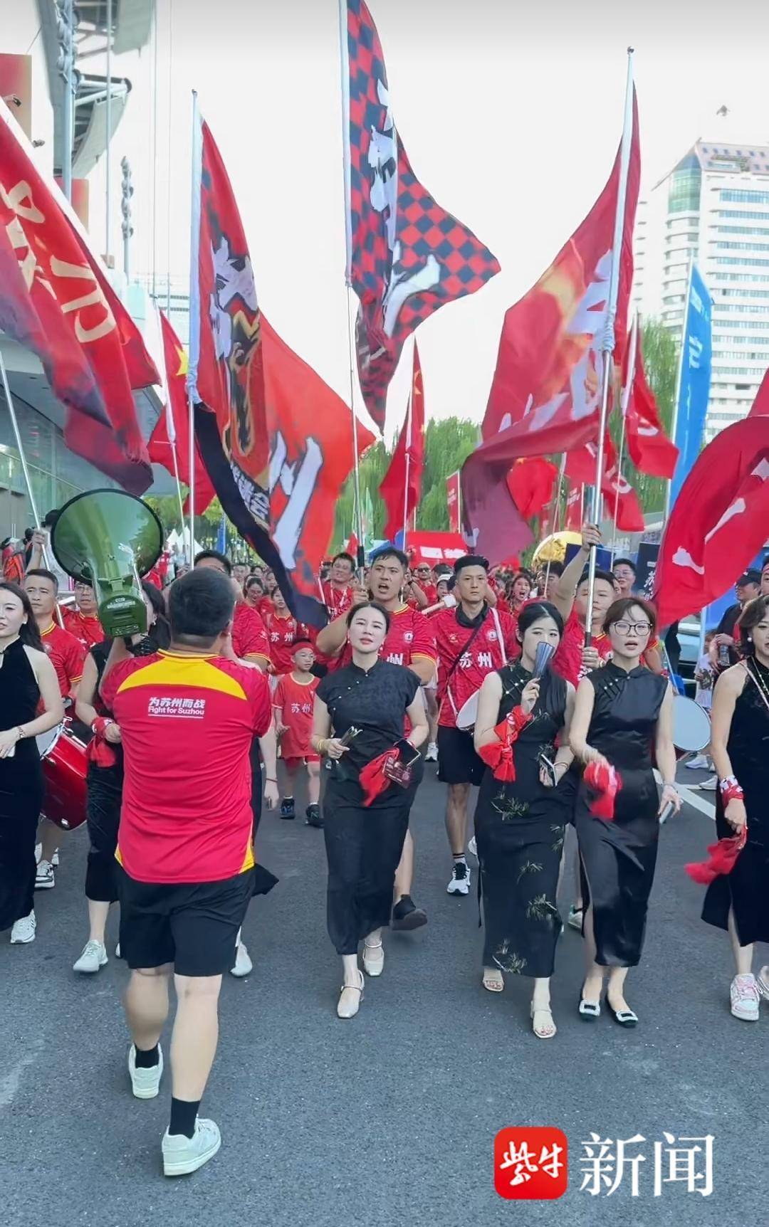 “苏超(chāo)”第九轮現(xiàn)场,苏州队与泰州队球迷应援battle