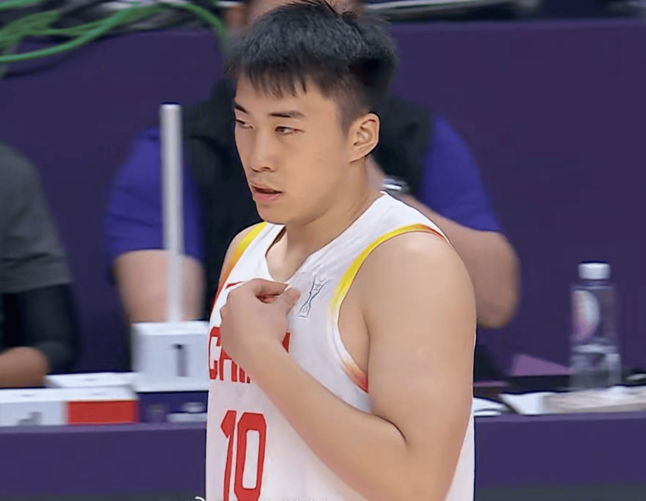 半场领先新西兰，男篮暴走！胡明轩救赎自我，王俊杰真的属于NBA