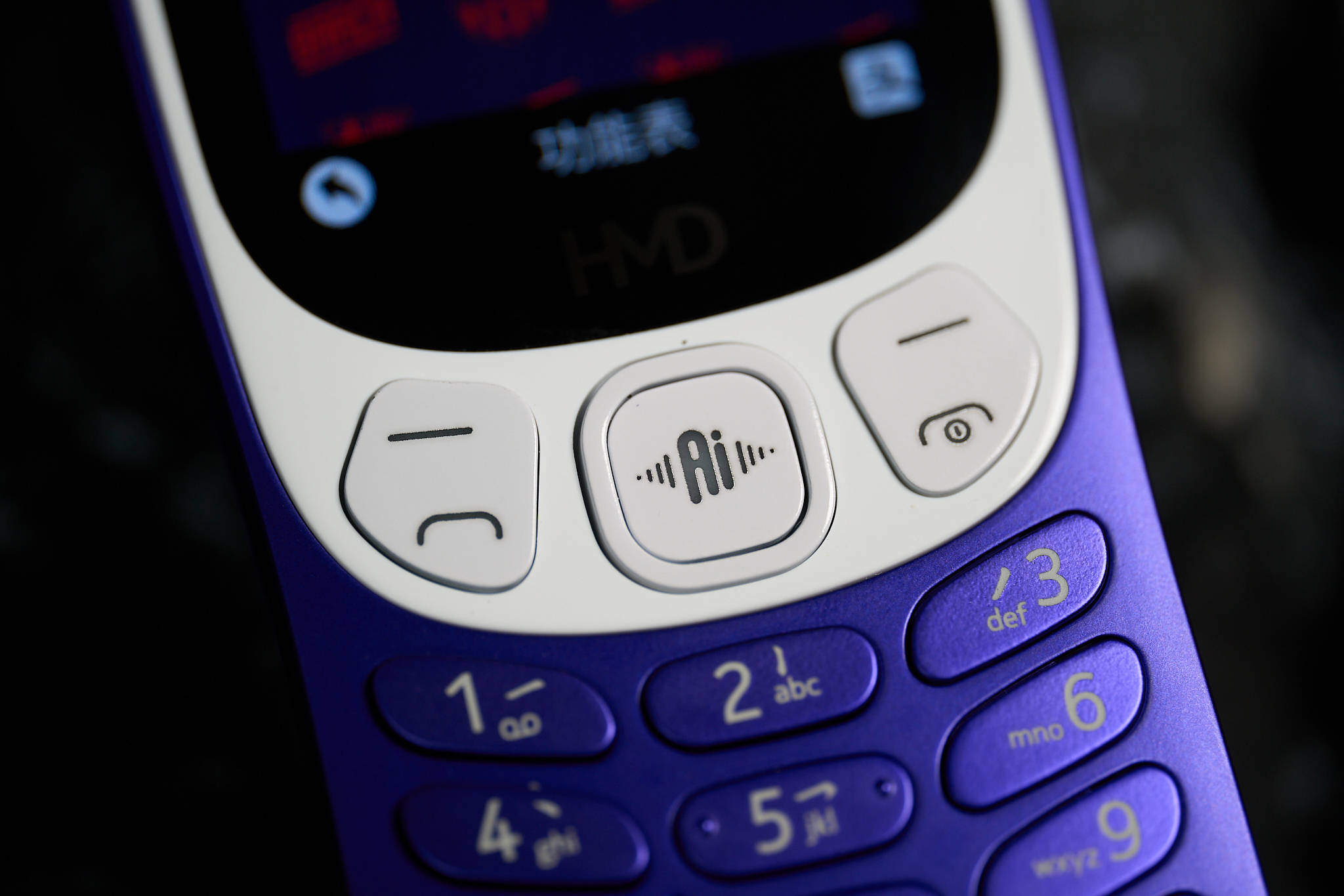 虎扑首页-HMD3210巴塞罗那定制版上手：功能机都带 AI 助手了？