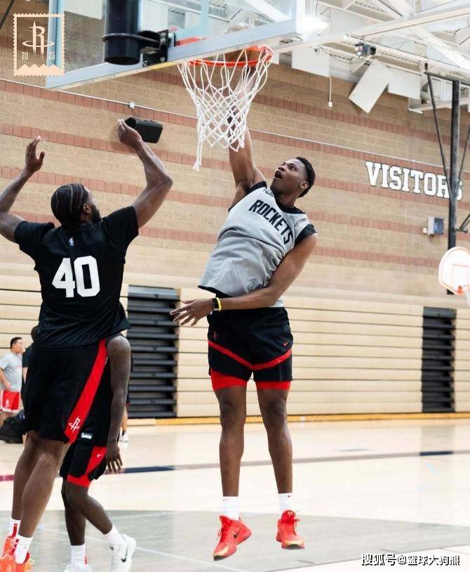 虎扑首页-定了!斯通拒绝2年450万合同,24岁中锋告别火箭队!东部劲旅捡漏