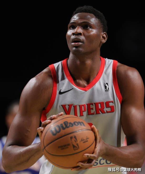 虎扑首页-定了!斯通拒绝2年450万合同,24岁中锋告别火箭队!东部劲旅捡漏