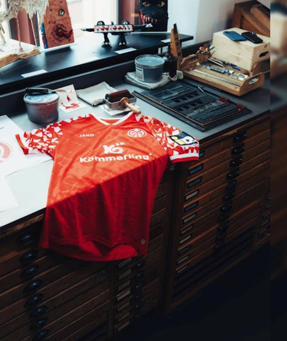 虎扑app-美(měi)因(yīn)茨05足球俱乐部发布25/26赛季全新主场球衣