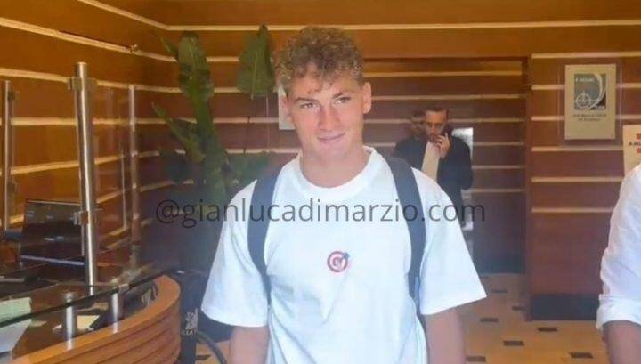 虎扑网址-S-埃斯波西托接受卡利亚里的体检:很高兴来到这里,加油卡利亚里