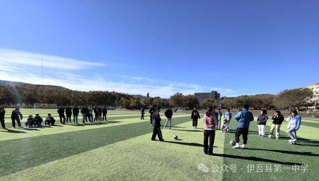 虎扑平台-郑州七中教育集团赴伊(yī)吾(wú)校区开展校园足球培训