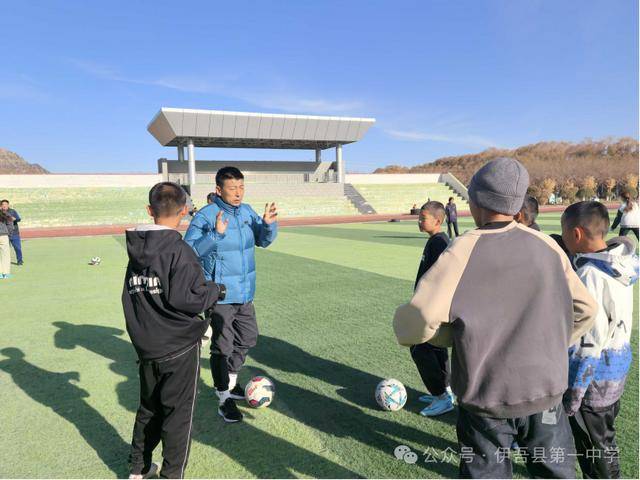 虎扑平台-郑州七中教育集团赴伊(yī)吾(wú)校区开展校园足球培训
