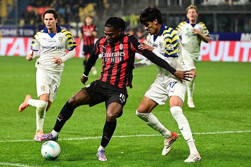 虎扑社区-AC米兰2-2帕尔马 莱奥建功