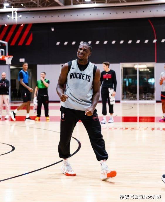 虎扑评分-火箭队被动变阵！轮换第10人出炉，16分钟贡献10+1，变谢泼德绝配